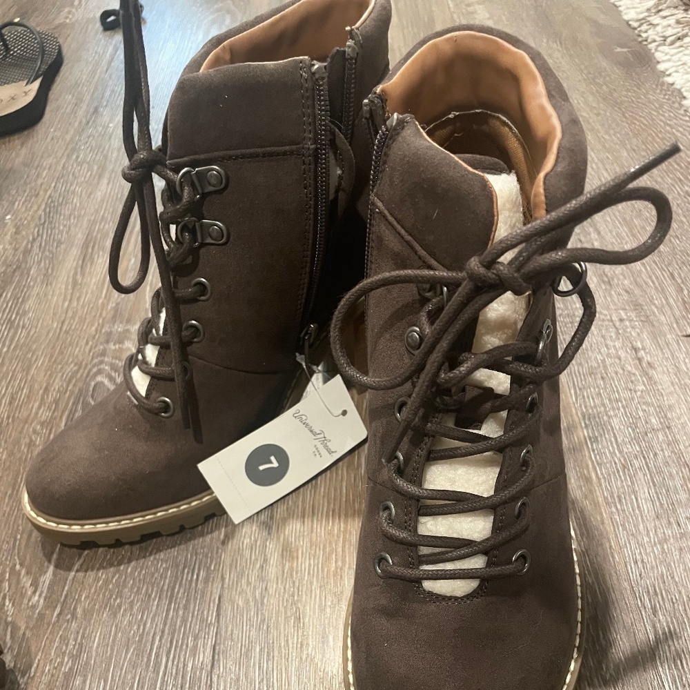 Universal thread boots